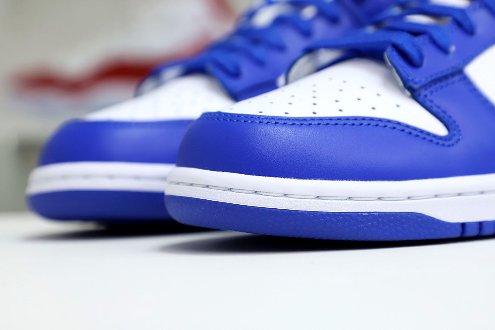 Kimi kick Nike Dunk Low  Kentucky