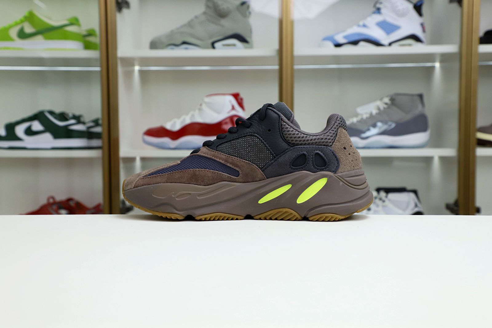 Kimi kick YEEZY BOOST 700 'MAUVE'