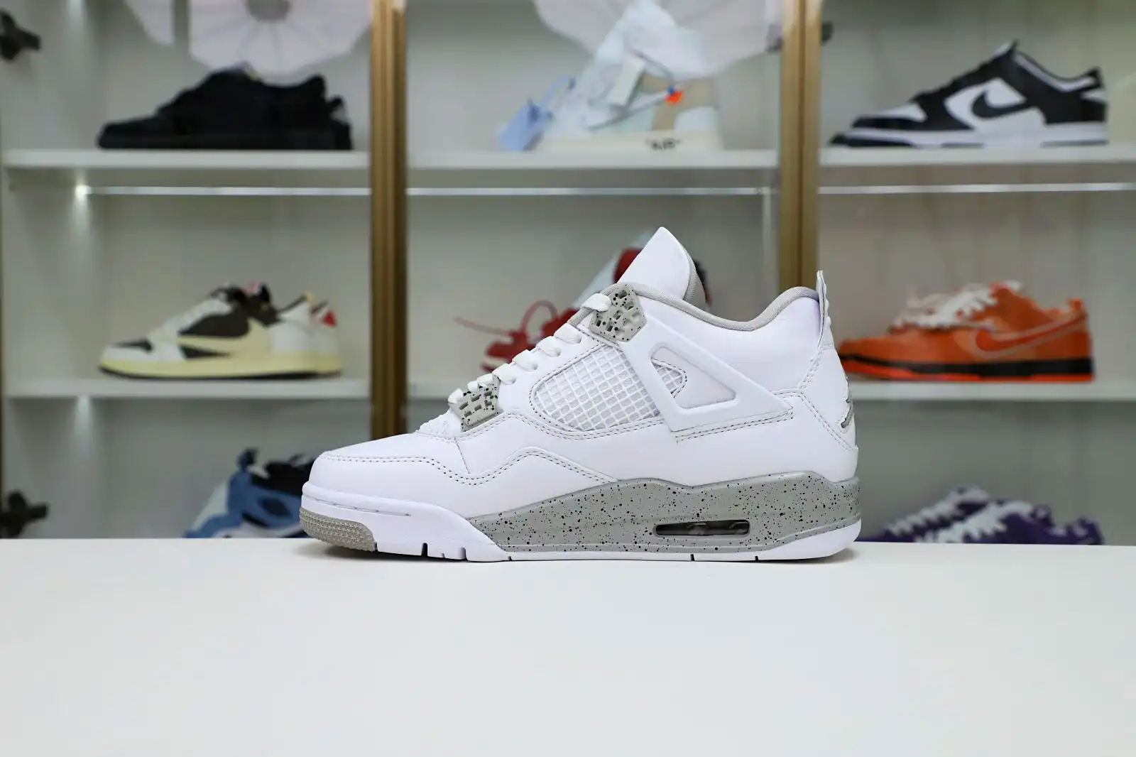 Reps Kimi kick AIR JORDAN 4 RETRO 'WHITE OREO'