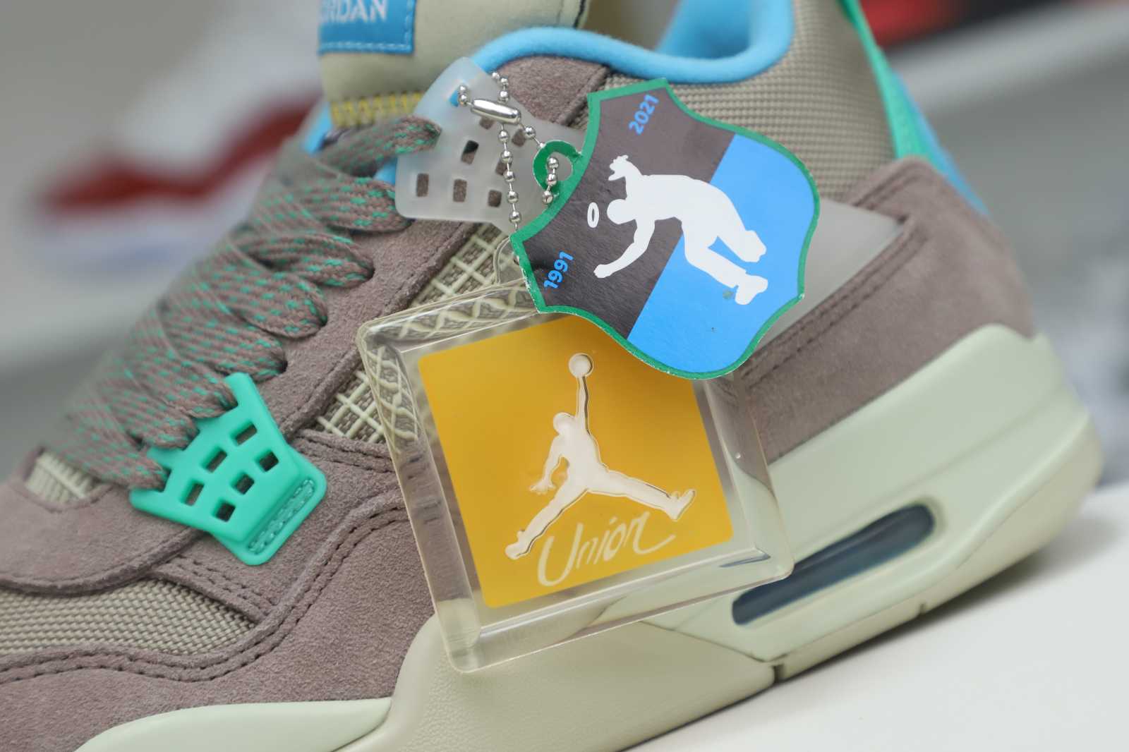 Kimi kick UNION LA X AIR JORDAN 4 RETRO 'TAUPE HAZE'