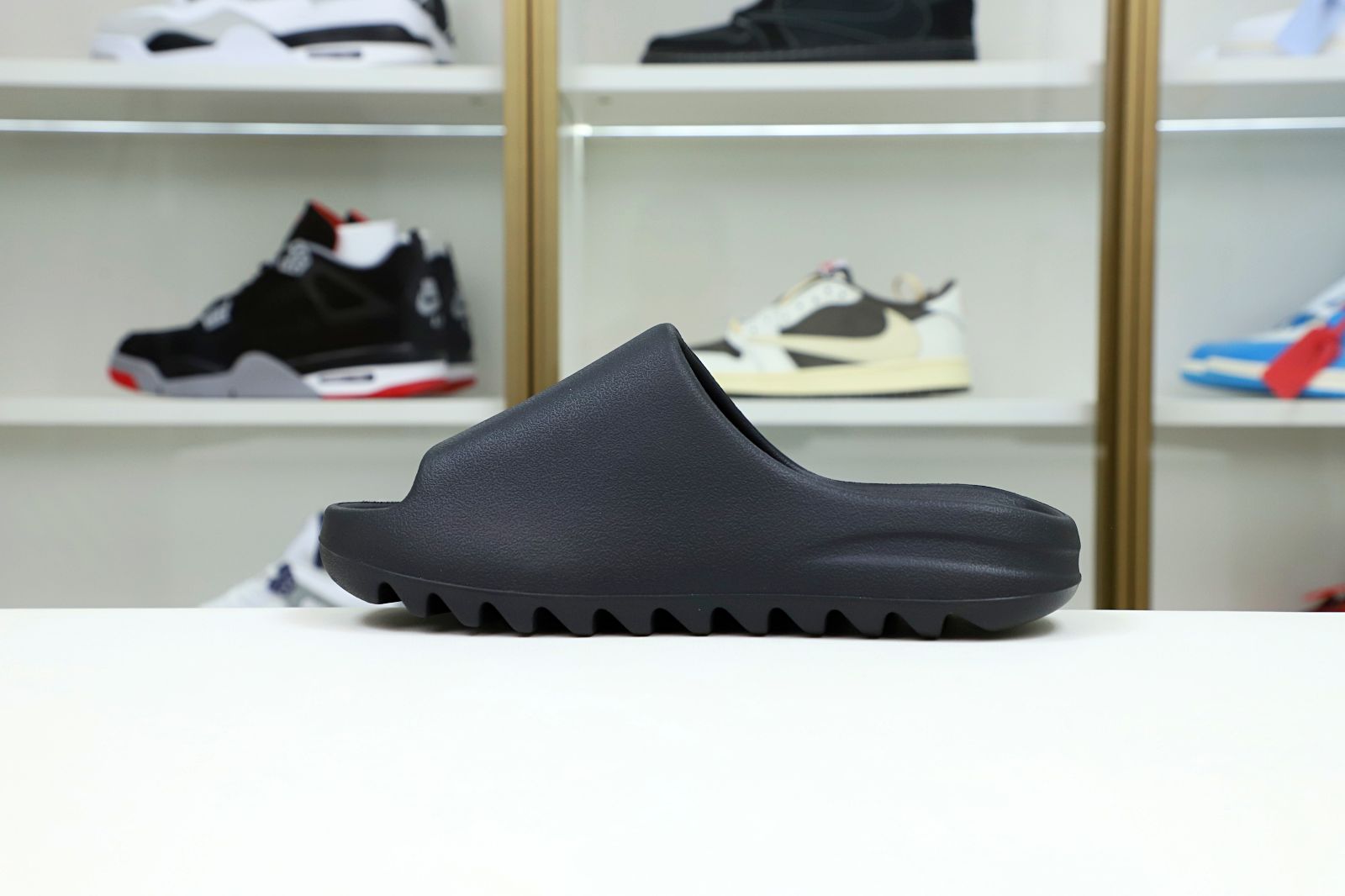 Kimi kick YEEZY SLIDE ONYX