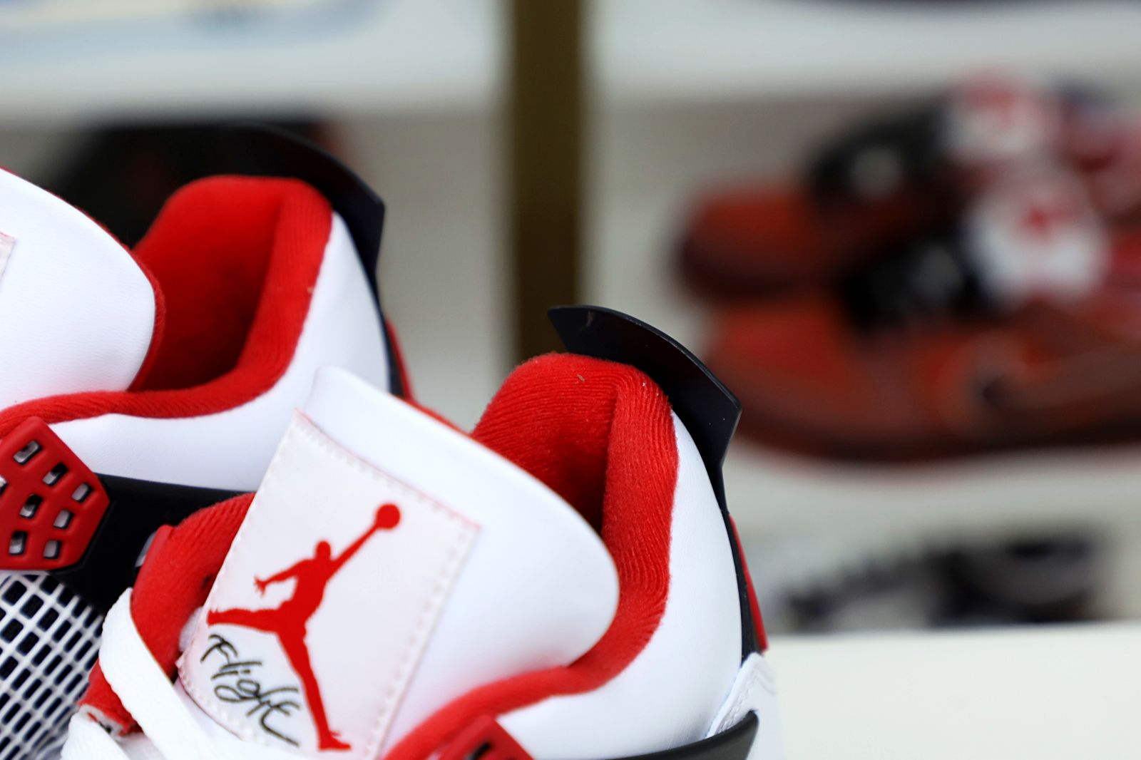 Kimi kick AIR JORDAN 4 RETRO 'FIRE RED' 2012