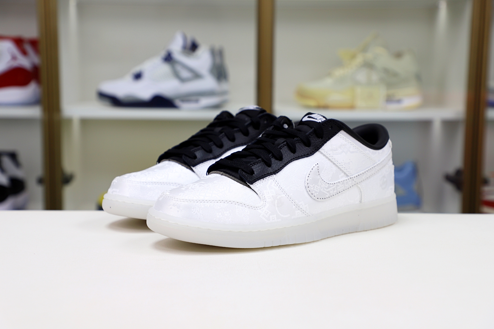 Kimi kick Nike Dunk Low x Fragment Design x CLOT