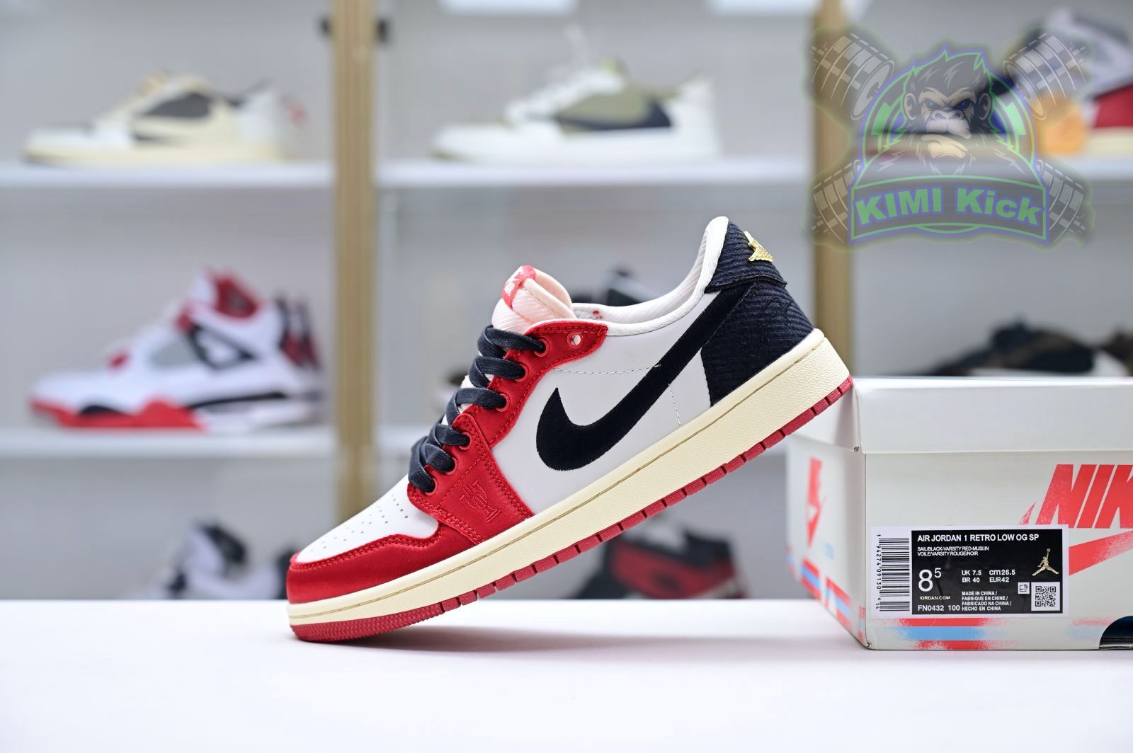 Kimi kick Trophy Room x Jordan Air Jordan 1 Low OG “Away”