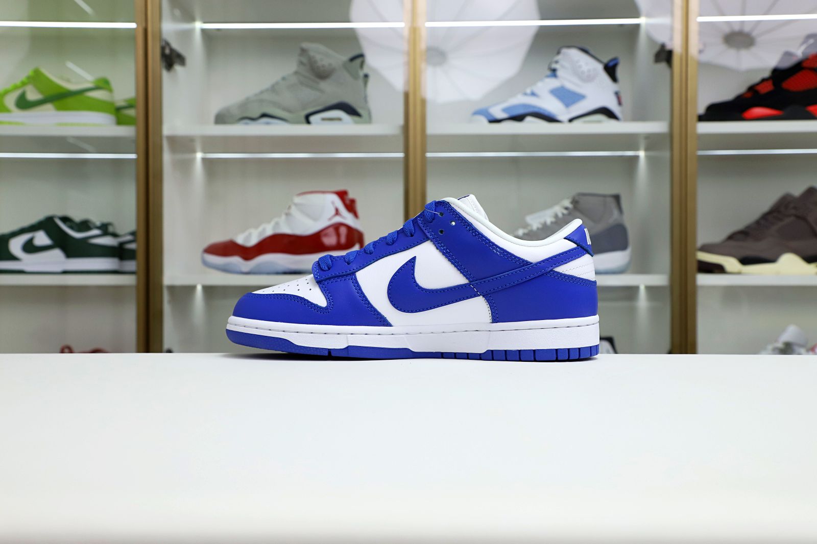 Kimi kick Nike Dunk Low  Kentucky