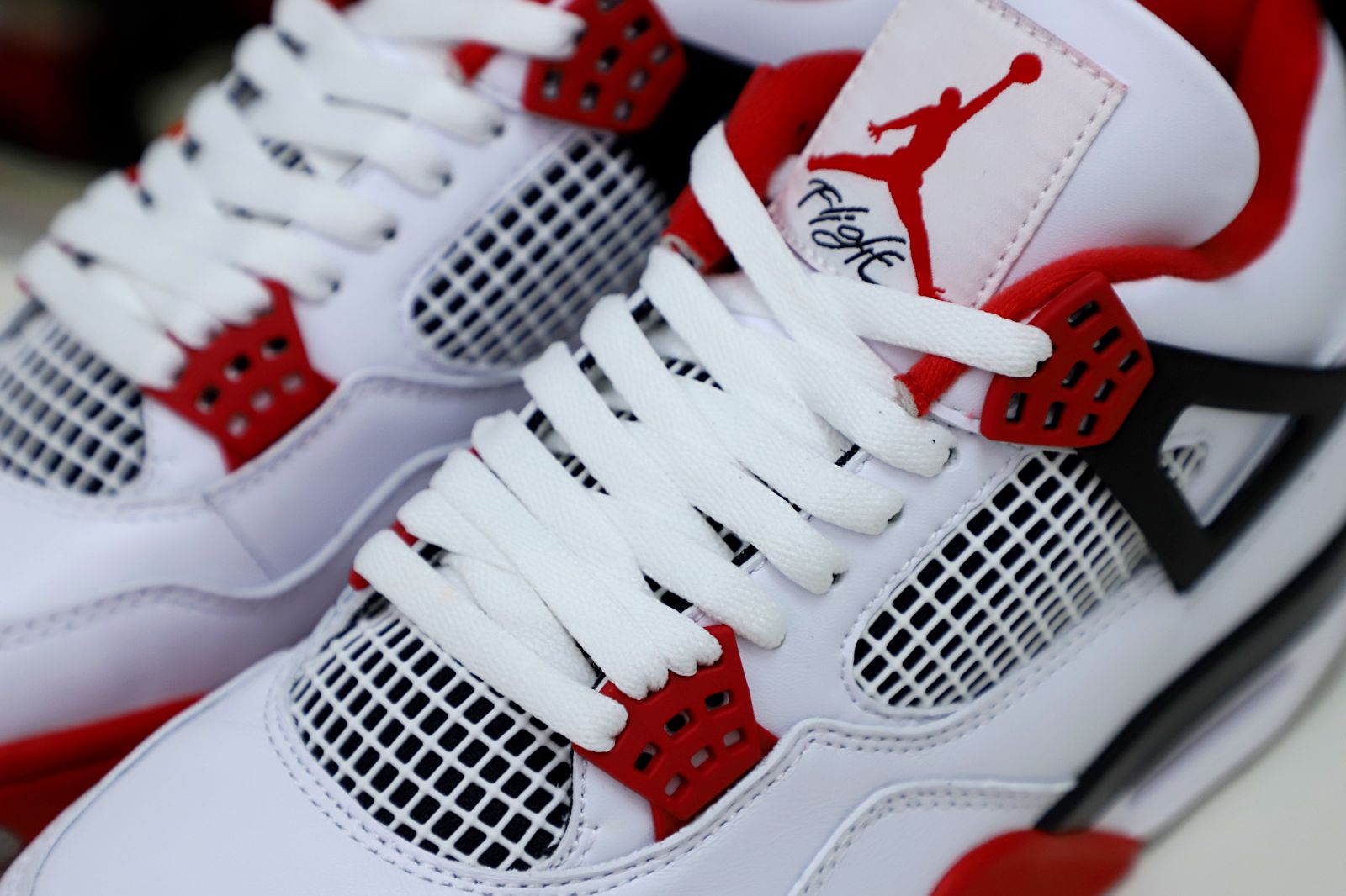 Kimi kick AIR JORDAN 4 RETRO 'FIRE RED' 2012