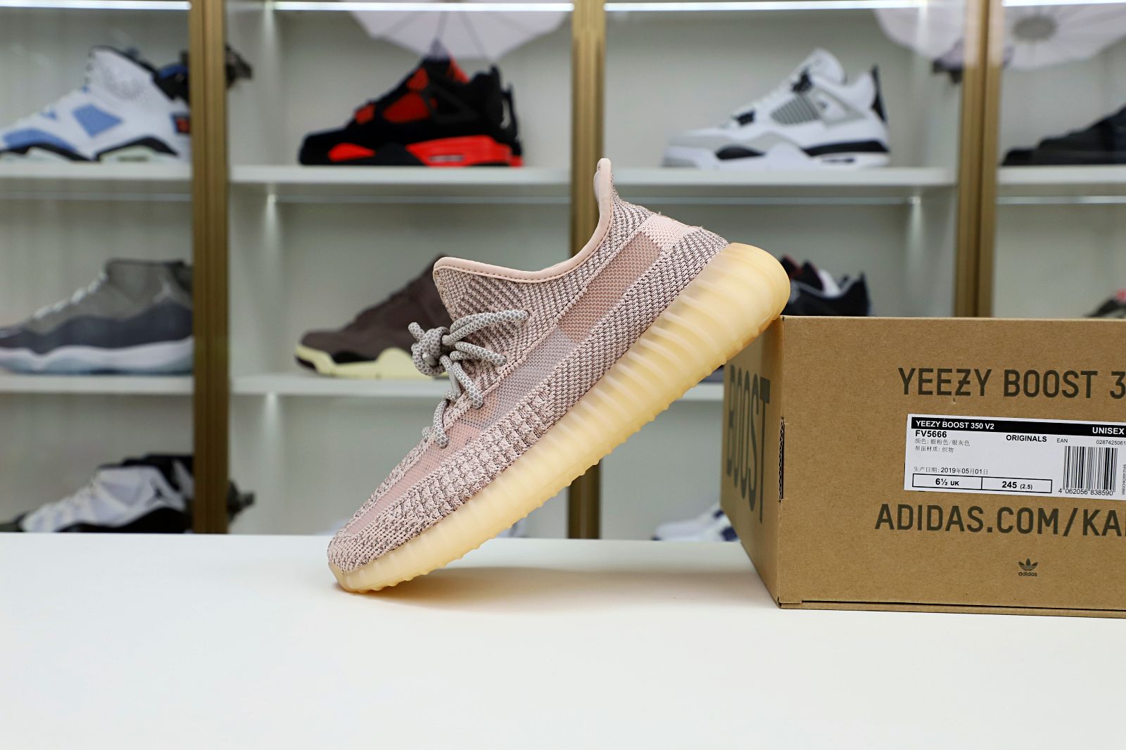 Kimi kick YEEZY BOOST 350 V2 'SYNTH REFLECTIVE'