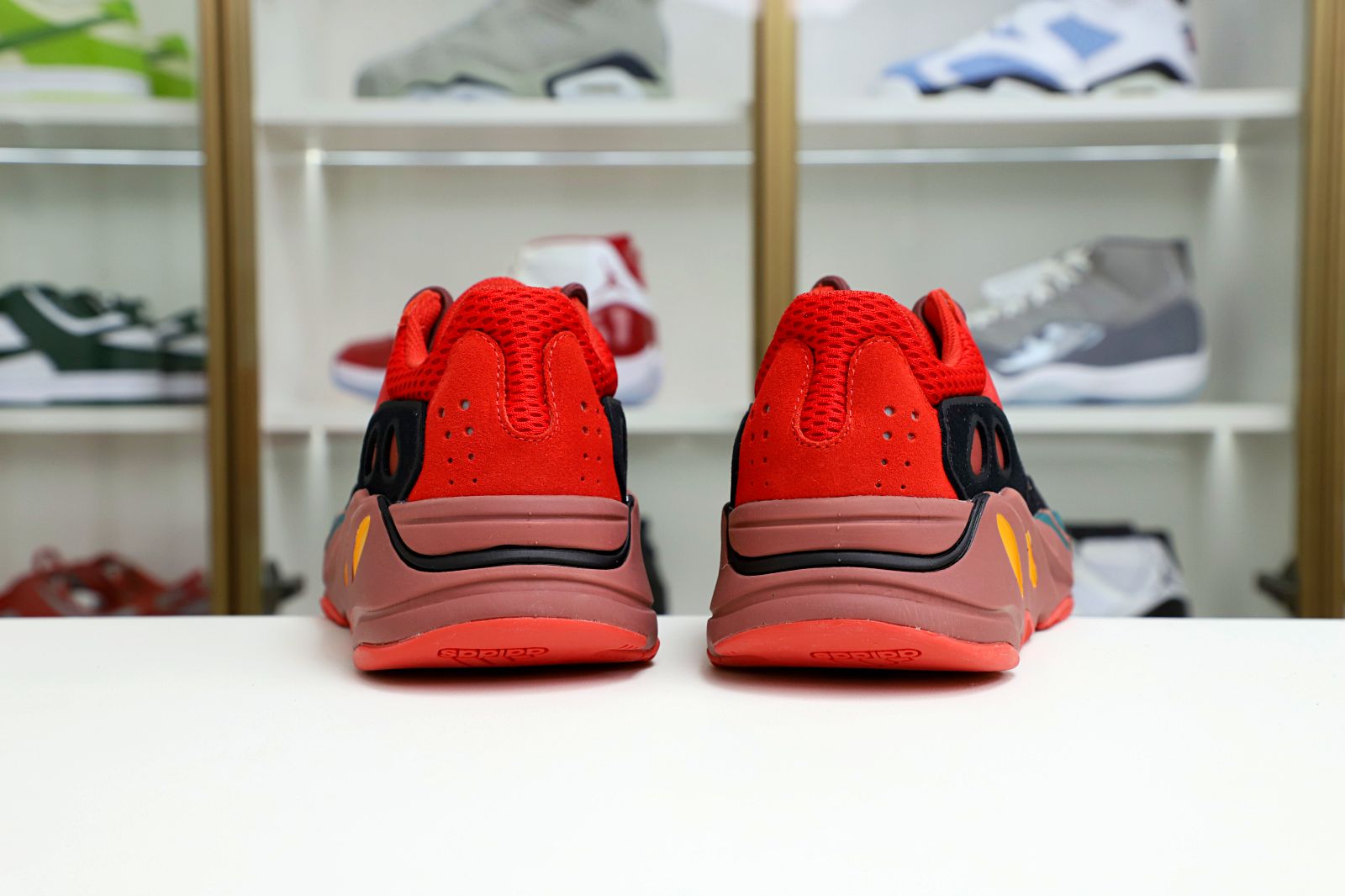 Kimi kick YEEZY BOOST 700 HI-RES RED HQ6979