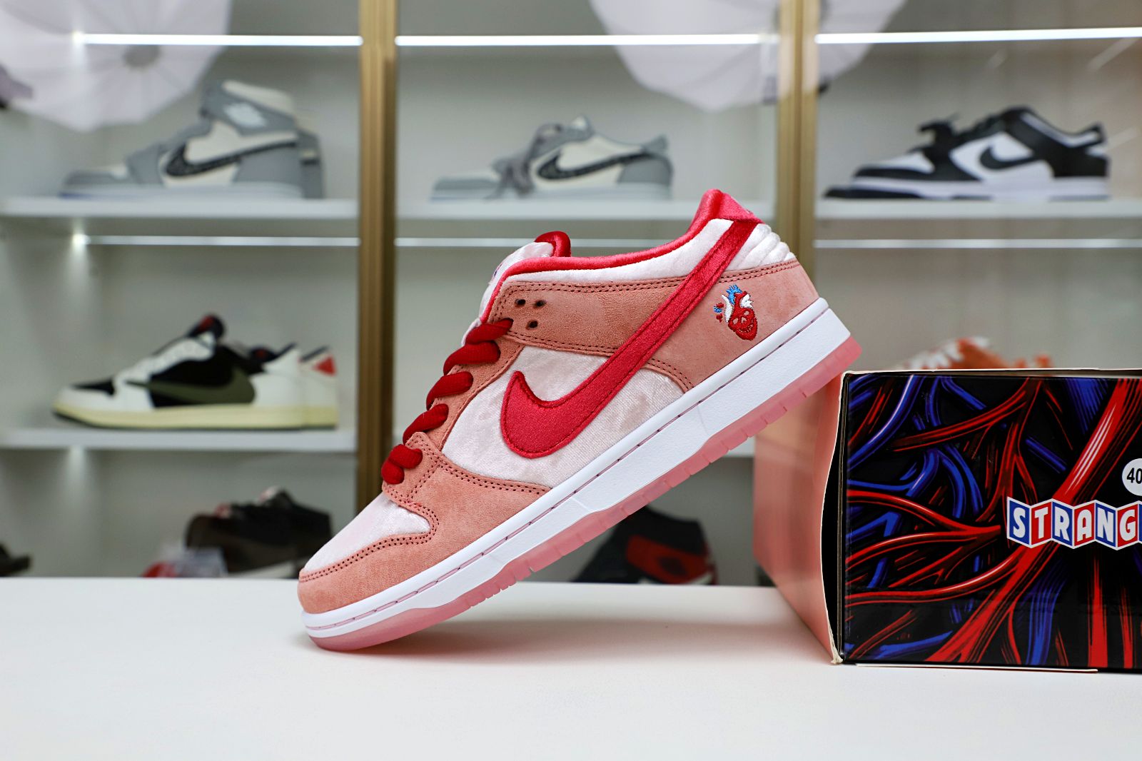 Kimi kick STRANGELOVE X DUNK LOW SB 'VALENTINE'S DAY'