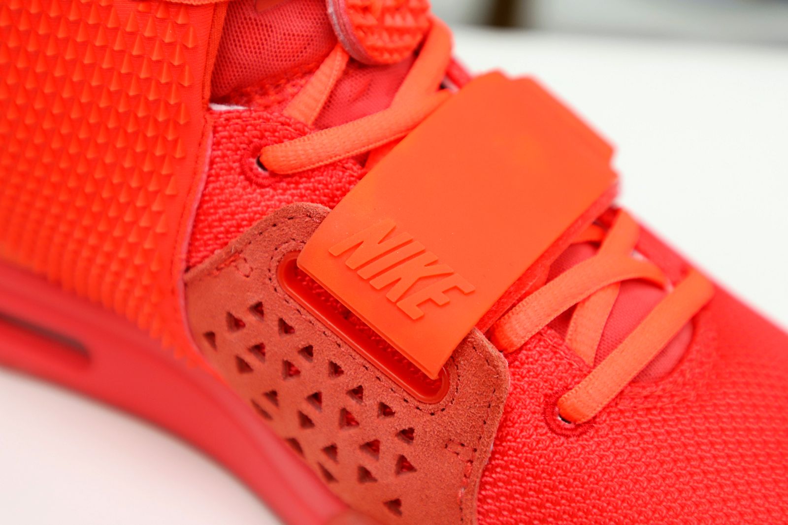 Kimi kick Nike Air Yeezy 2 red october