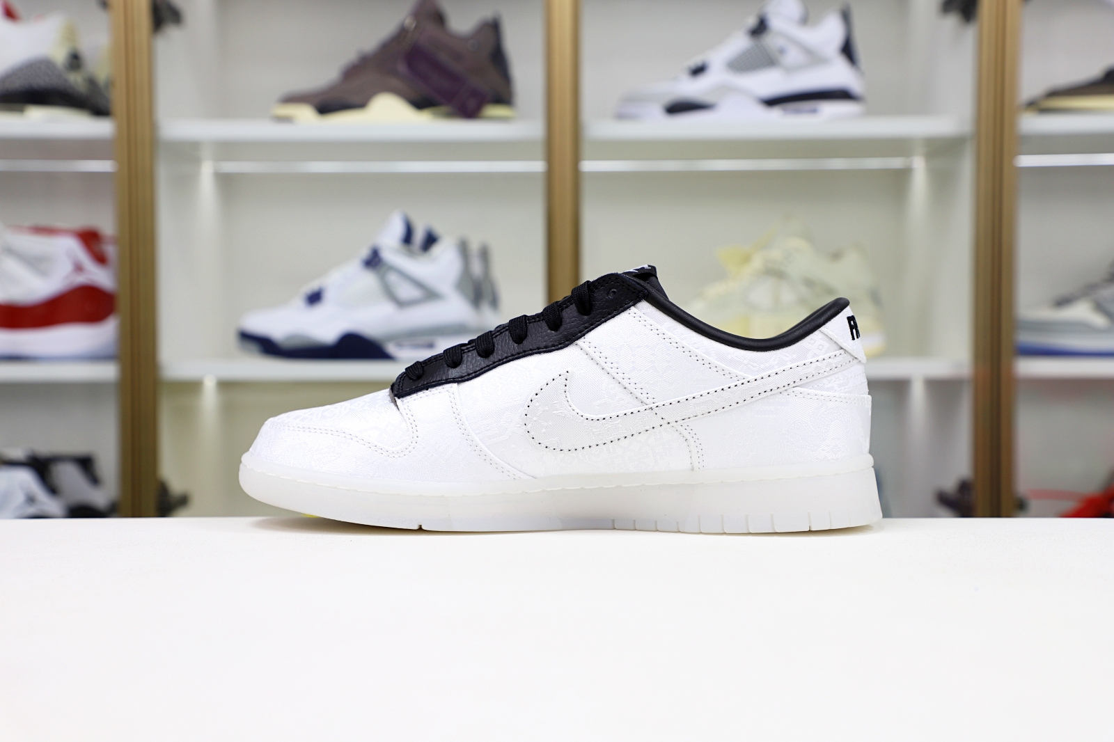 Kimi kick Nike Dunk Low x Fragment Design x CLOT