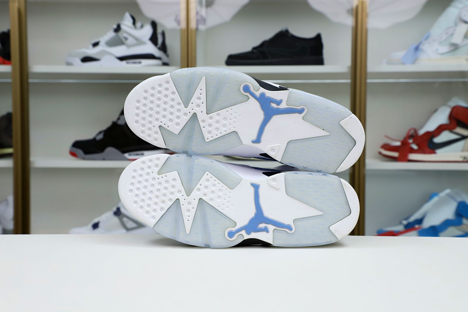 Kimi kick AIR JORDAN 6 RETRO 'UNC HOME'