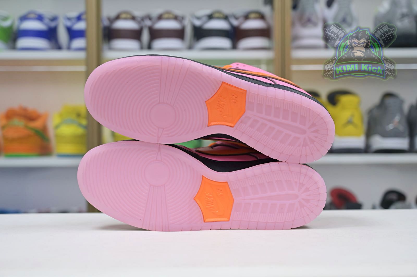 Kimi kick The Powerpuff Girls x Nike Dunk SB Low