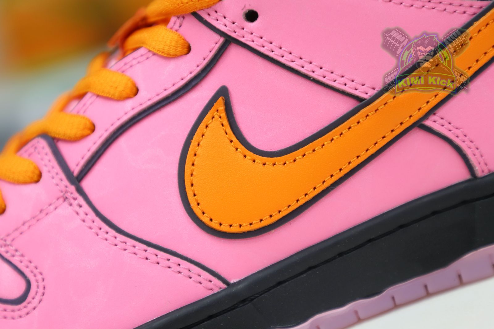 Kimi kick The Powerpuff Girls x Nike Dunk SB Low