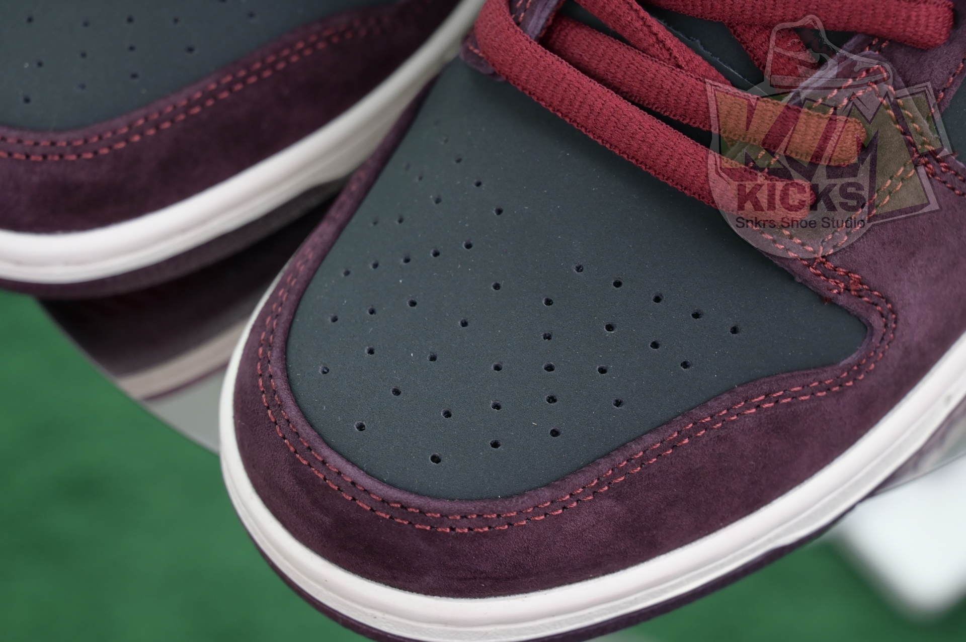 Kimi kick RIOT Skateshop x Nike SB Dunk Low