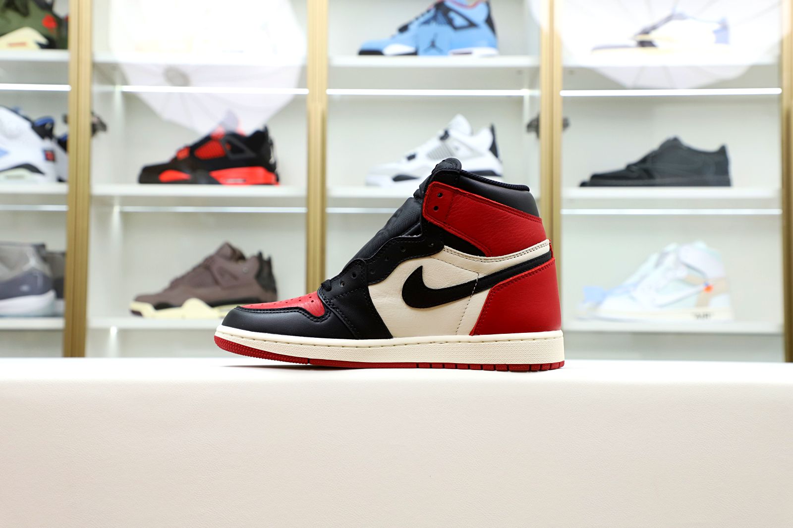 Kimi kick AIR JORDAN 1 RETRO HIGH OG 'BRED TOE'