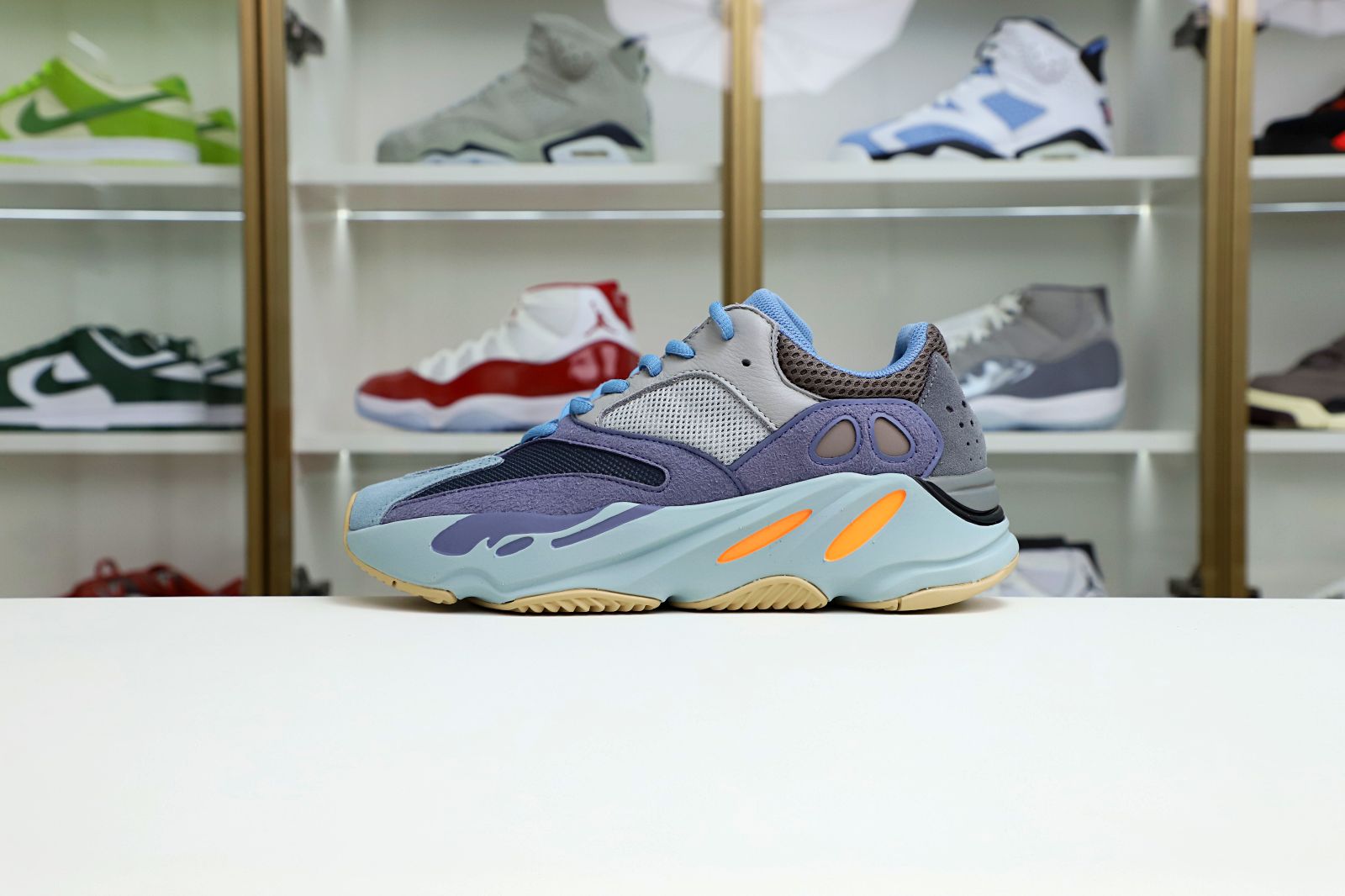 Kimi kick YEEZY BOOST 700 'CARBON BLUE'