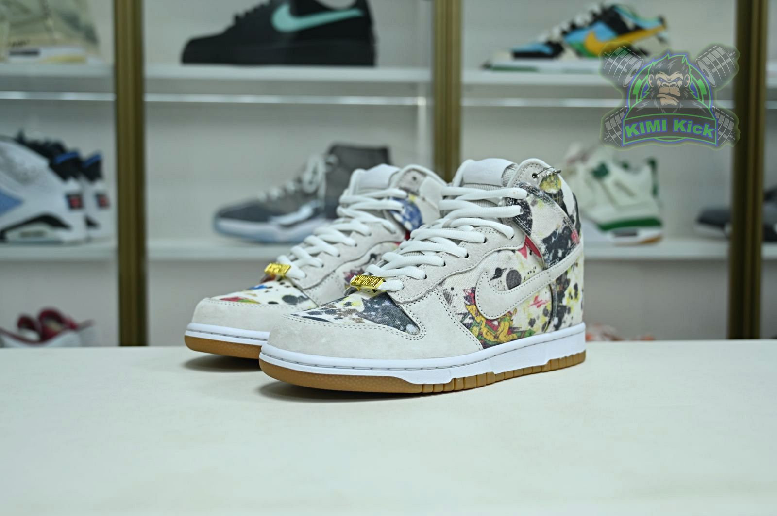 Kimi kick Supreme x Nike Dunk SB High  