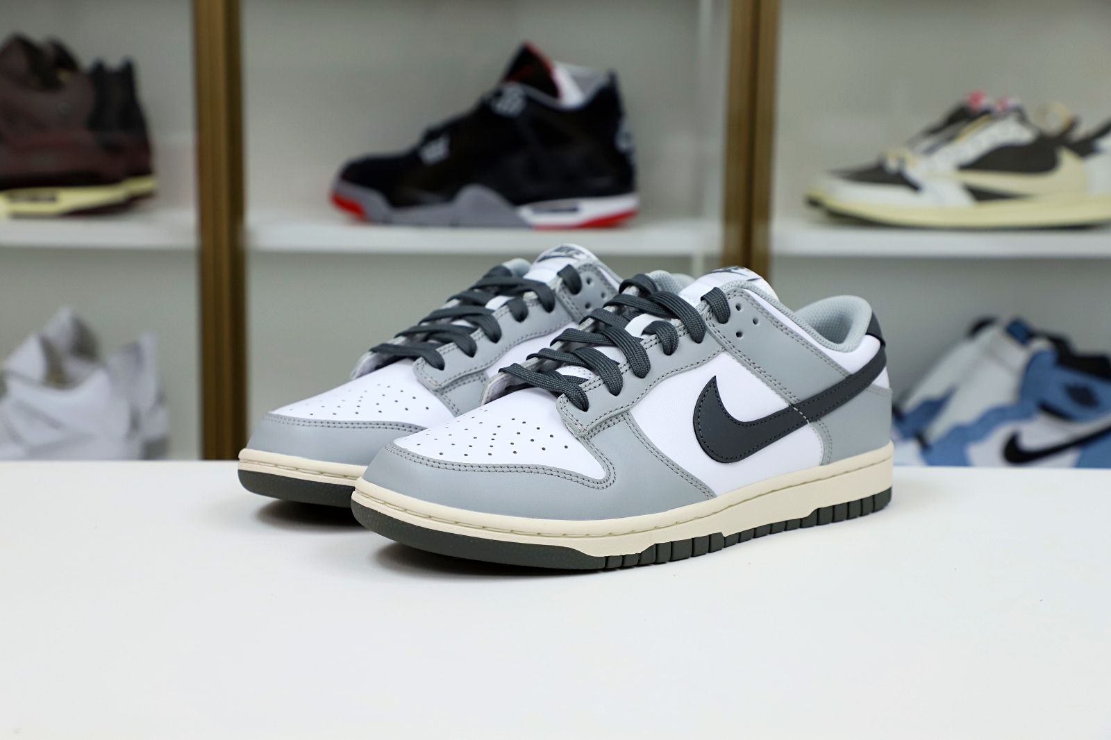 Kimi kick Nike Dunk Low  Light Smoke Grey