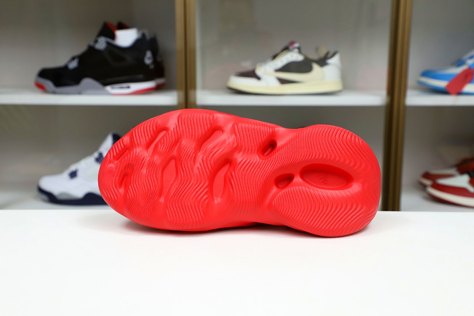 Kimi kick YEEZY FOAM RUNNER 'VERMILION'