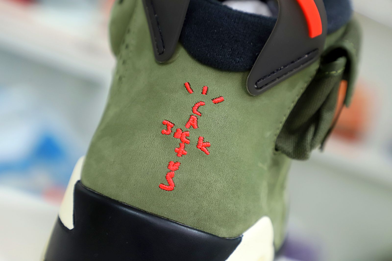 Kimi kick TRAVIS SCOTT X AIR JORDAN 6 RETRO 'OLIVE'