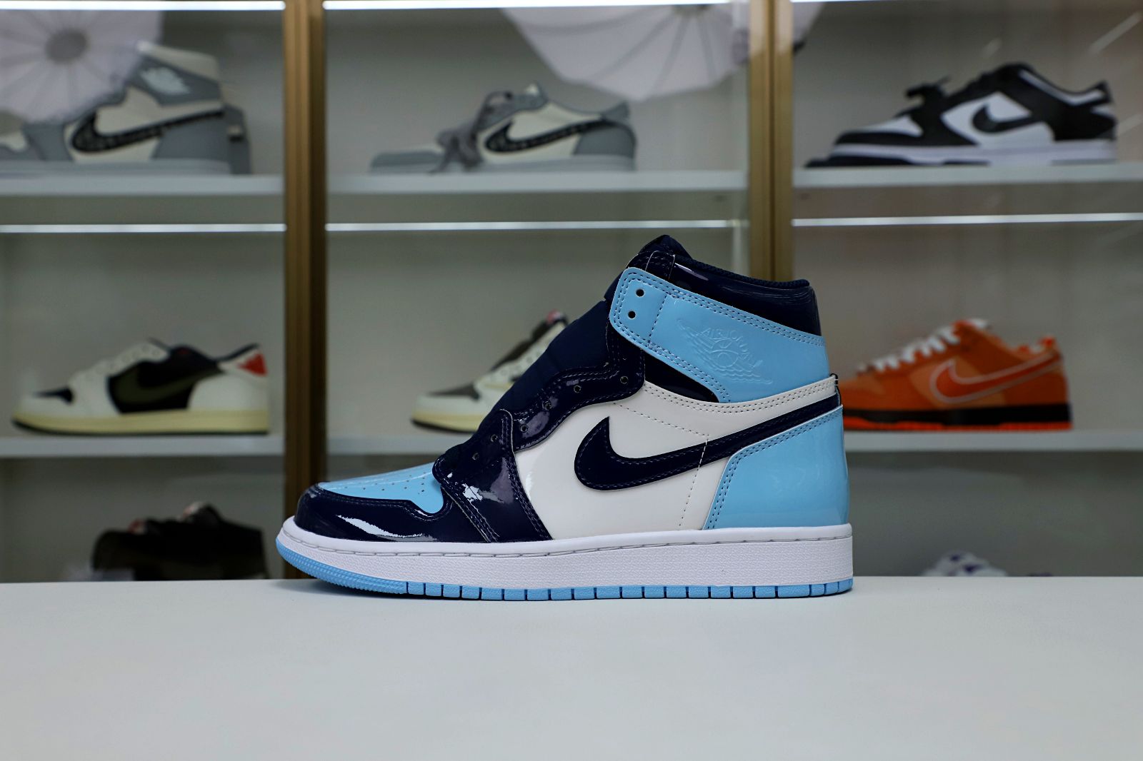 Kimi kick WMNS AIR JORDAN 1 RETRO HIGH OG 'BLUE CHILL'