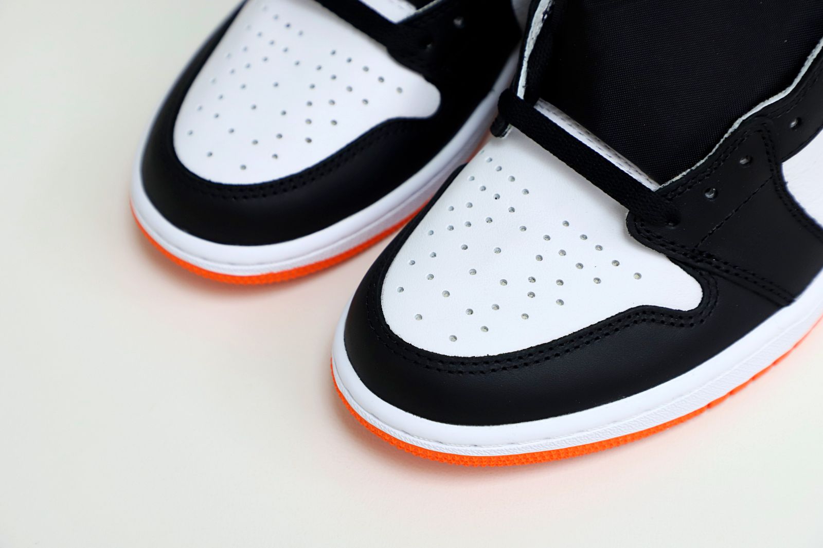 Kimi kick Air Jordan 1 Retro High OG Electro Orange'