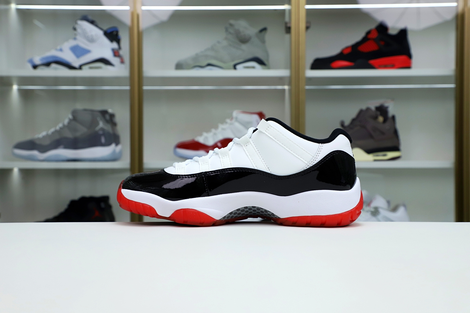 Kimi kick AIR JORDAN 11 LOW WHITE BRED