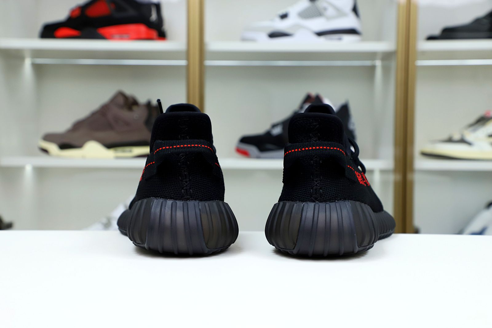 Kimi kick YEEZY BOOST 350 V2 'BRED'