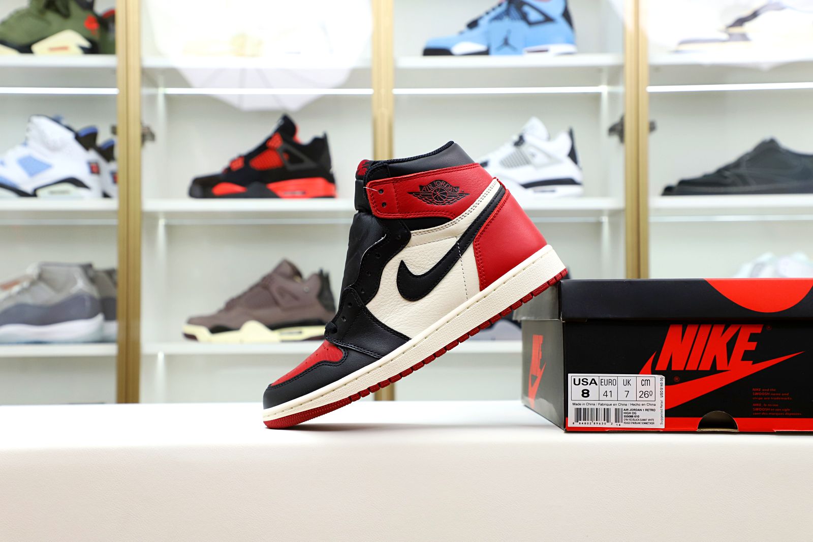 Kimi kick AIR JORDAN 1 RETRO HIGH OG 'BRED TOE'