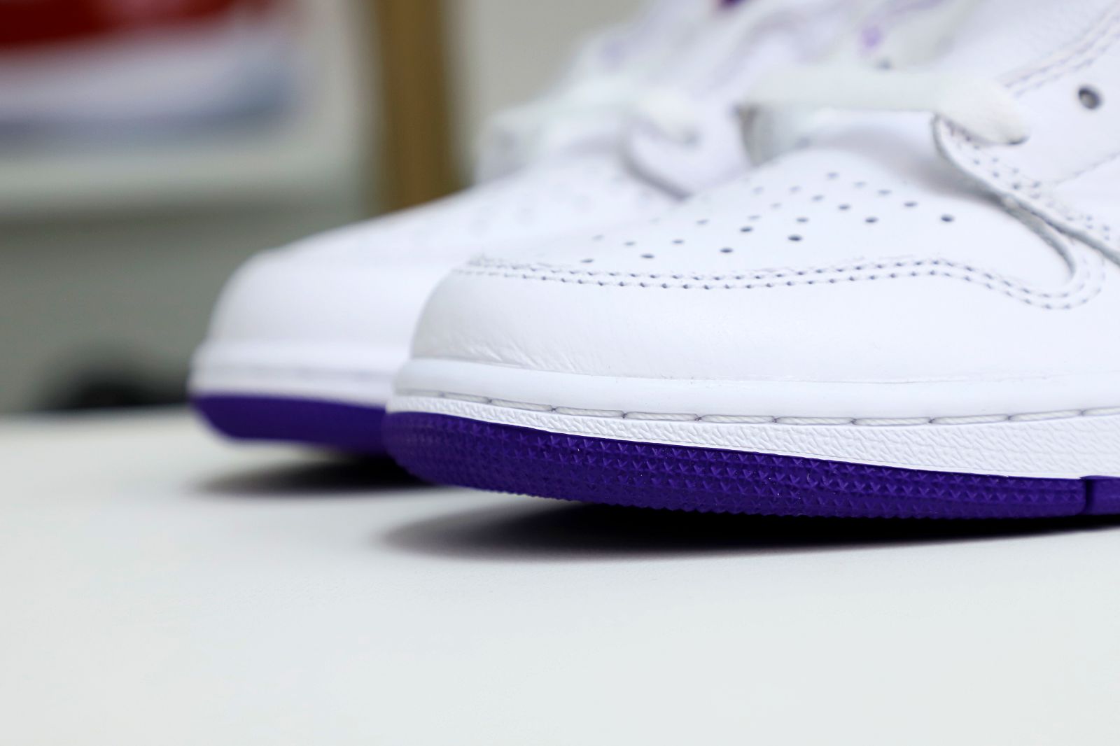 Kimi kick Air Jordan 1 High OG Court Purple