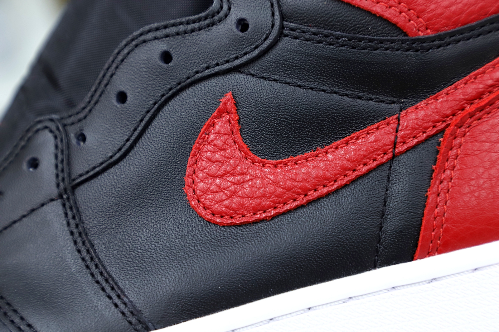 Kimi kick AIR JORDAN 1 RETRO HIGH OG 'BRED'