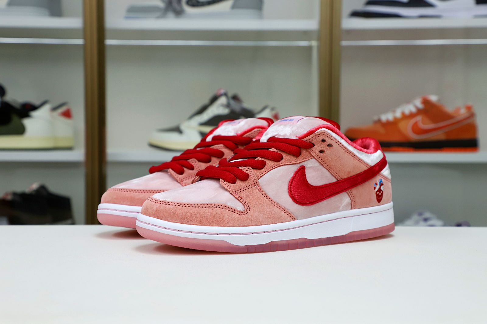 Kimi kick STRANGELOVE X DUNK LOW SB 'VALENTINE'S DAY'