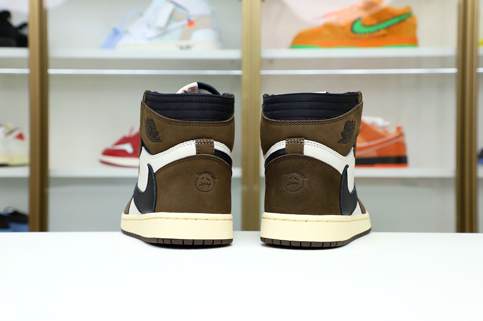 Kimi kick TRAVIS SCOTT X AIR JORDAN 1 RETRO HIGH OG 'MOCHA'