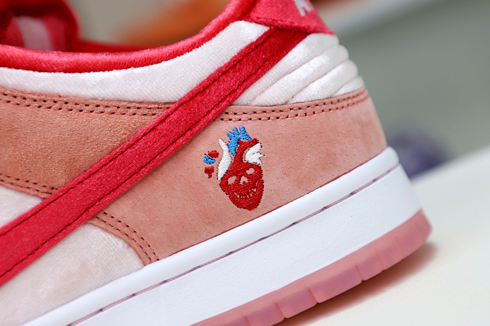 Kimi kick STRANGELOVE X DUNK LOW SB 'VALENTINE'S DAY'