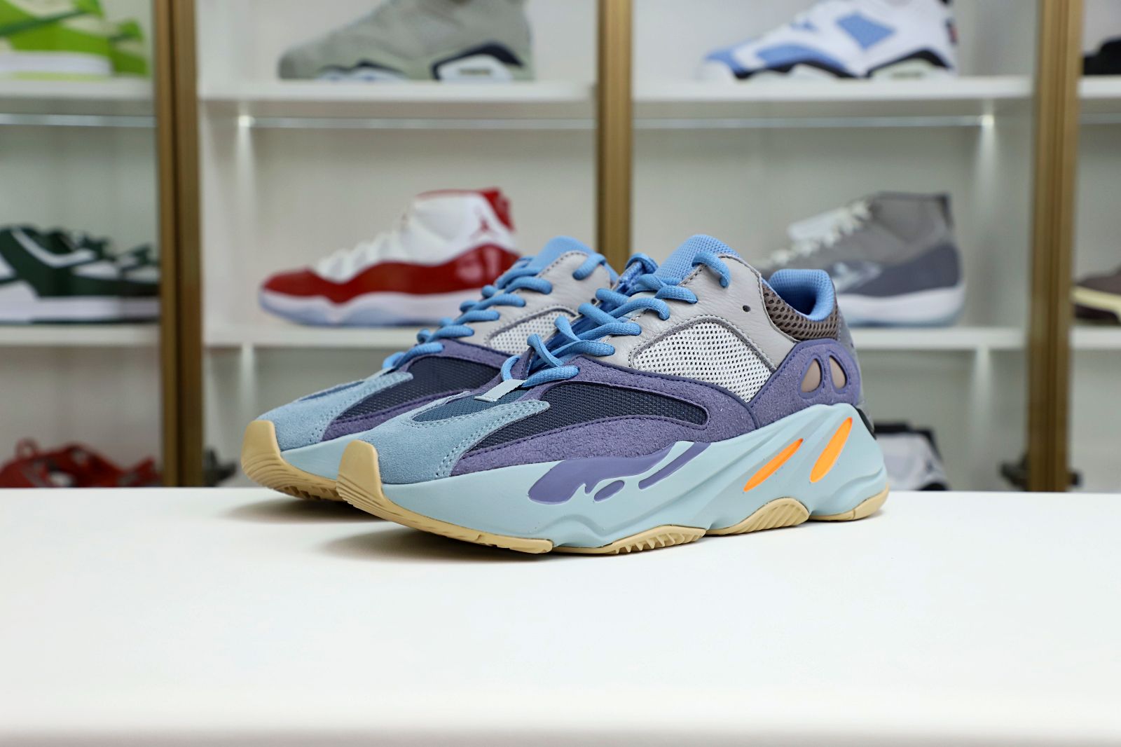 Kimi kick YEEZY BOOST 700 'CARBON BLUE'