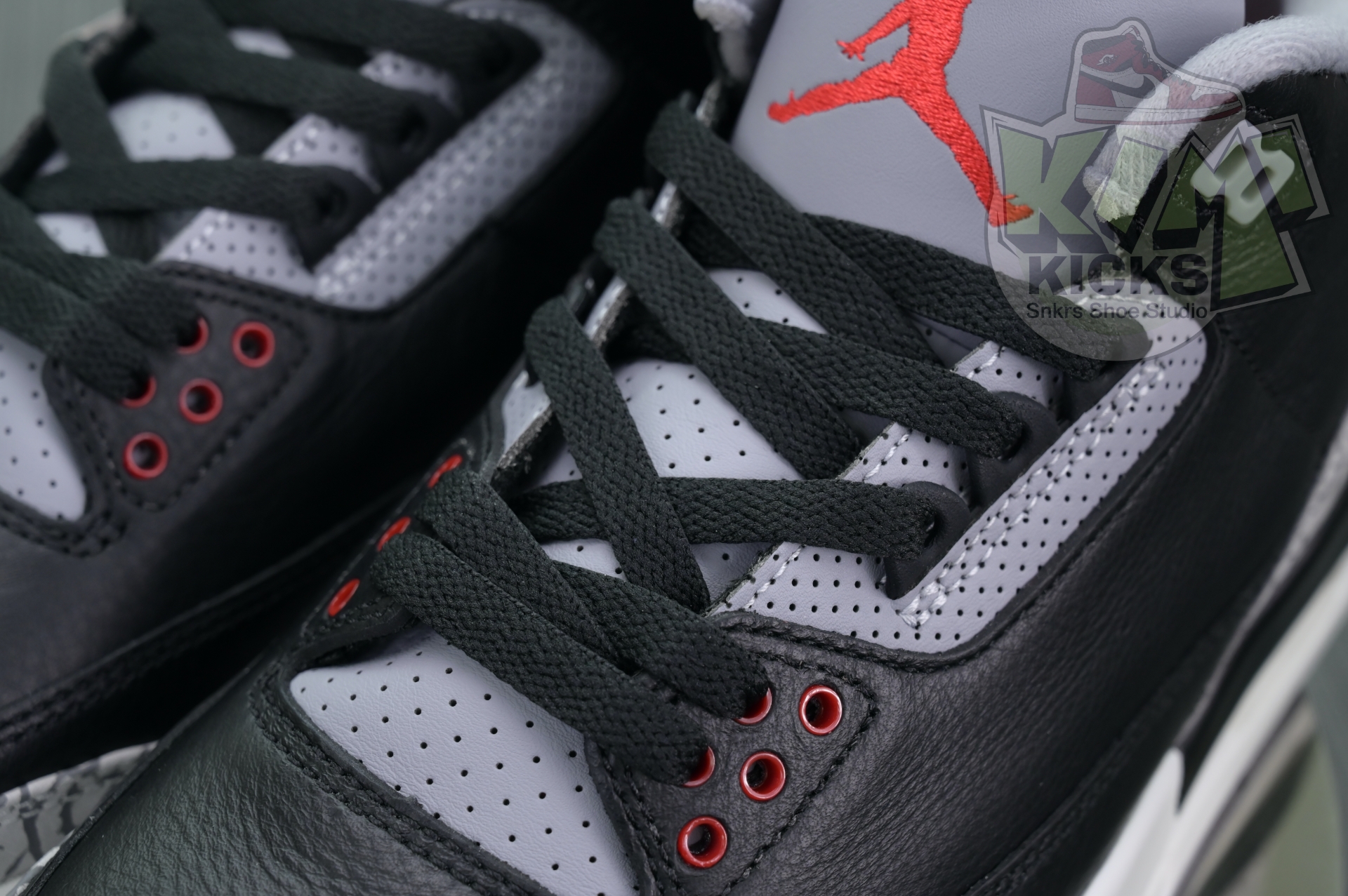 Kimi kick Air Jordan 3“Black Cement Reimagined”