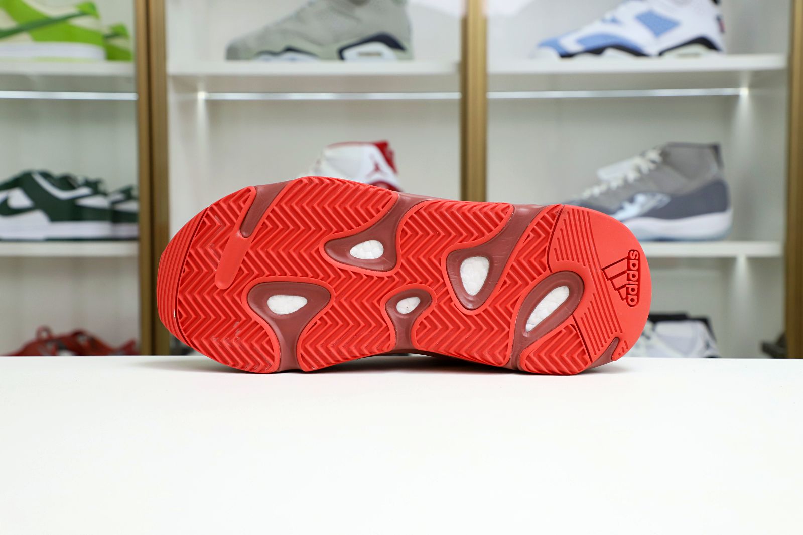 Kimi kick YEEZY BOOST 700 HI-RES RED HQ6979