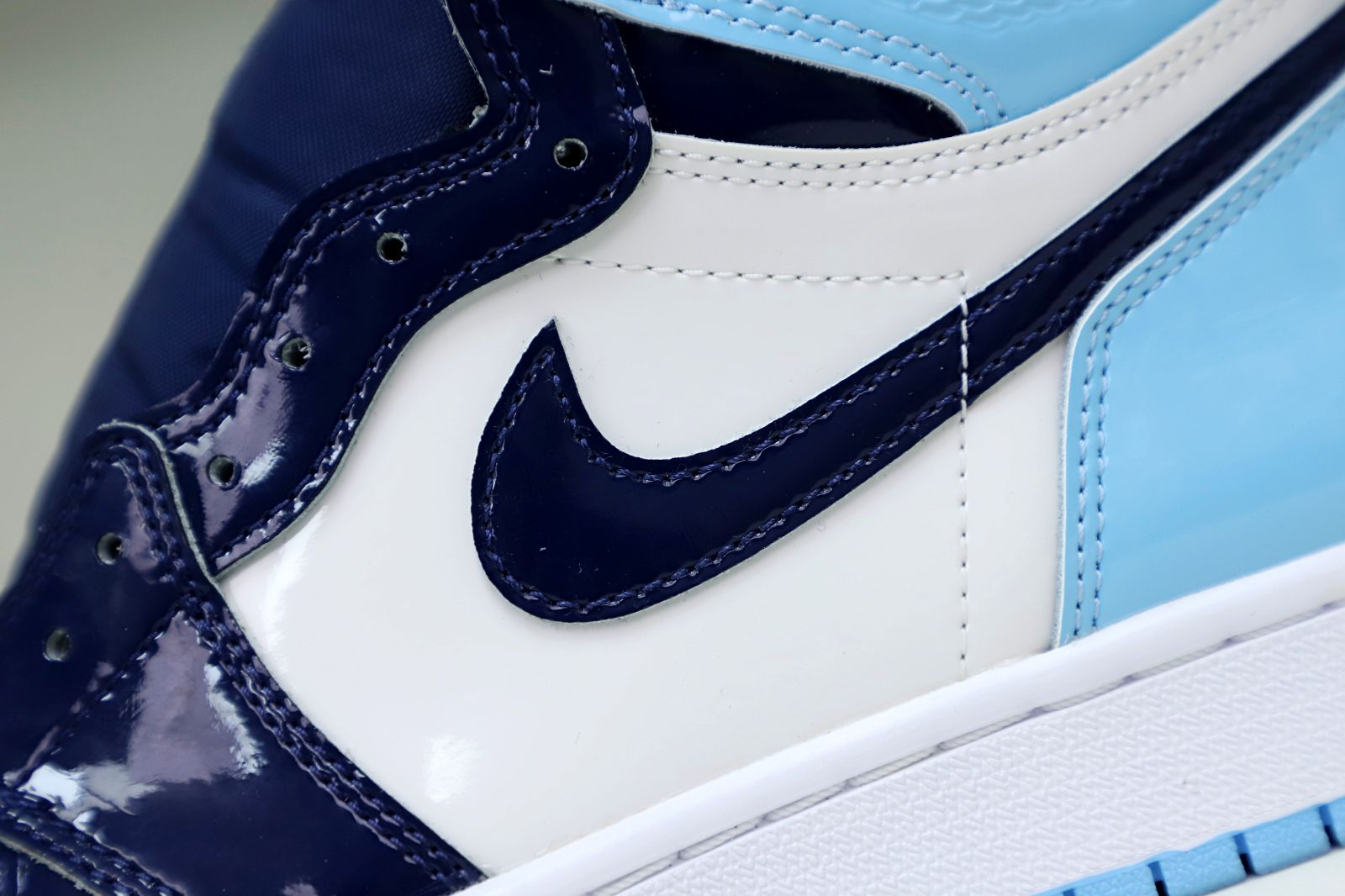 Kimi kick WMNS AIR JORDAN 1 RETRO HIGH OG 'BLUE CHILL'