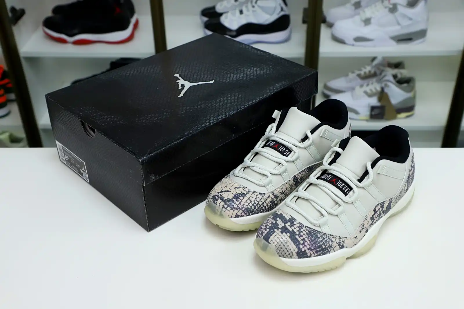 Kimikick AIR JORDAN 11 LOW SNAKESKIN LIGHT BONE