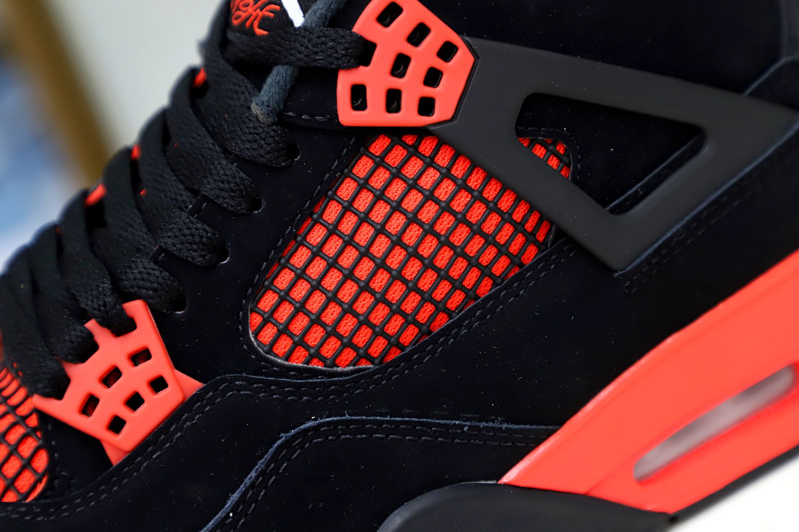 Kimi kick AIR JORDAN 4 RETRO 'RED THUNDER'