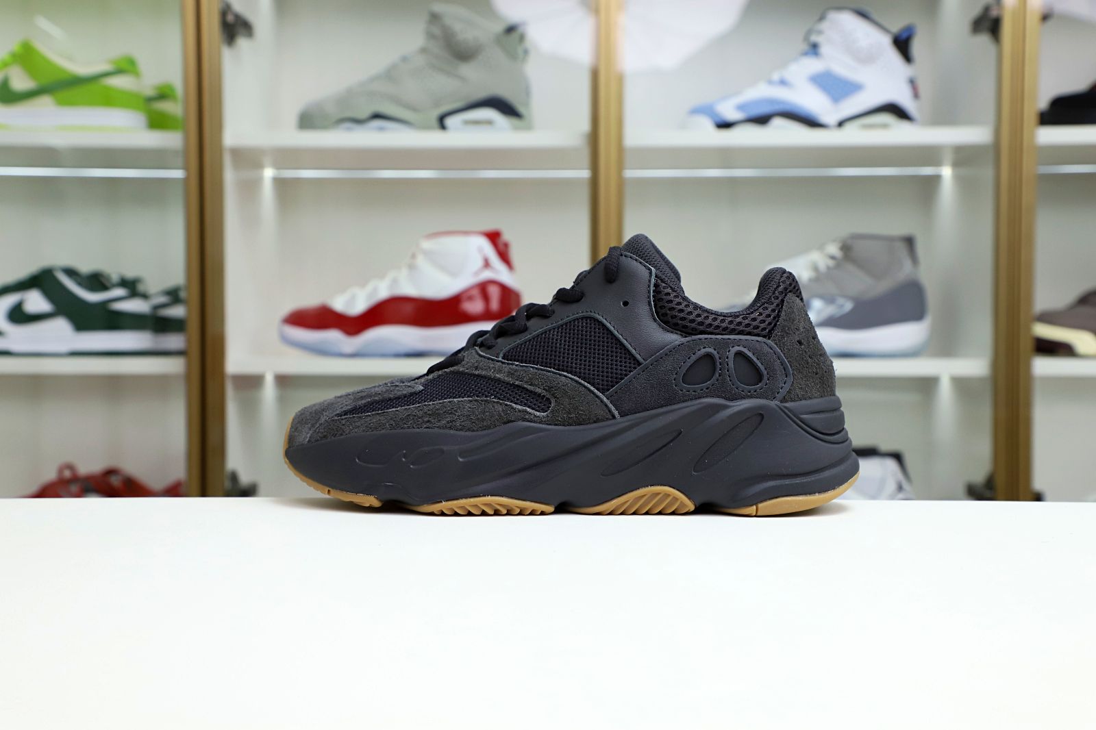 Kimi kick YEEZY BOOST 700 'UTILITY BLACK'