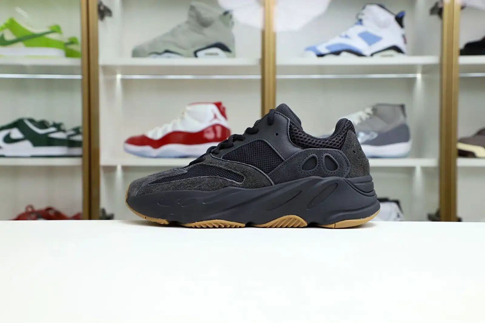 Kimikick YEEZY BOOST 700 'UTILITY BLACK'