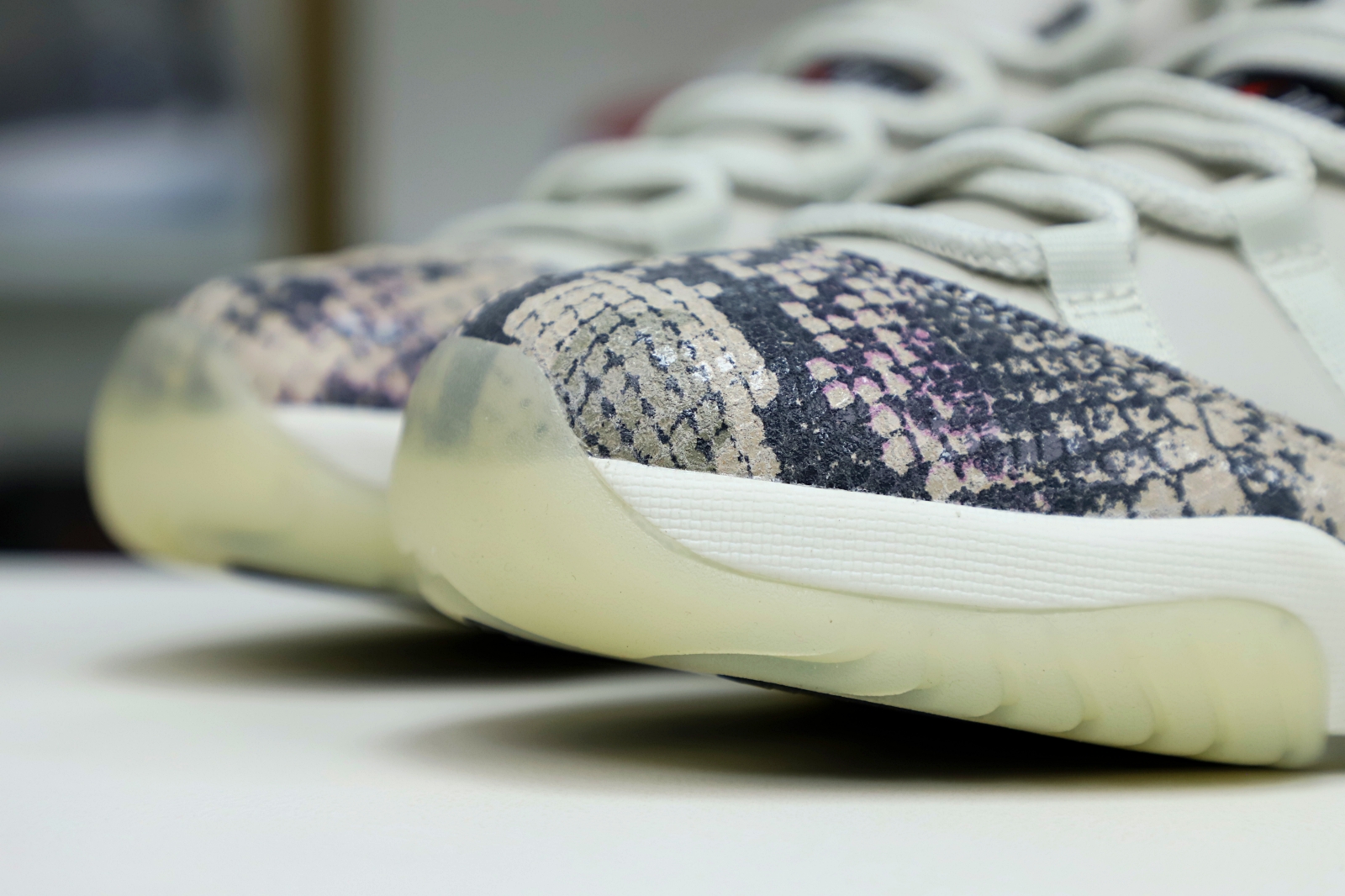 Kimi kick AIR JORDAN 11 LOW SNAKESKIN LIGHT BONE