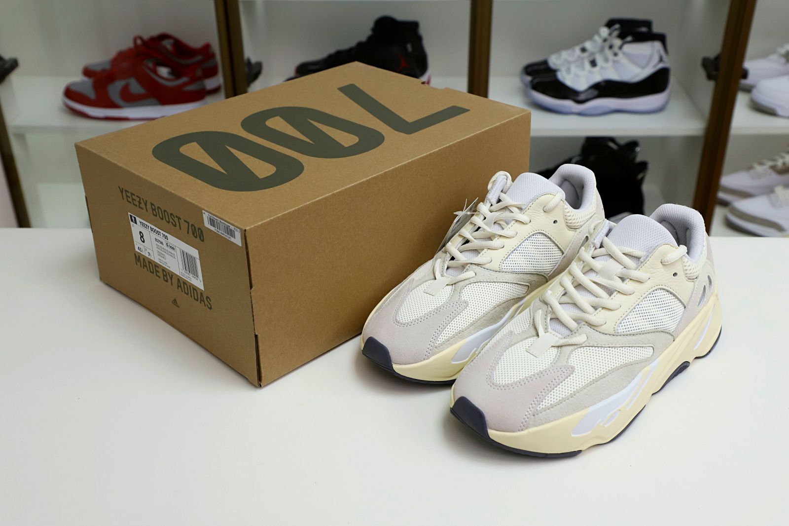 Kimi kick YEEZY BOOST 700 'ANALOG'