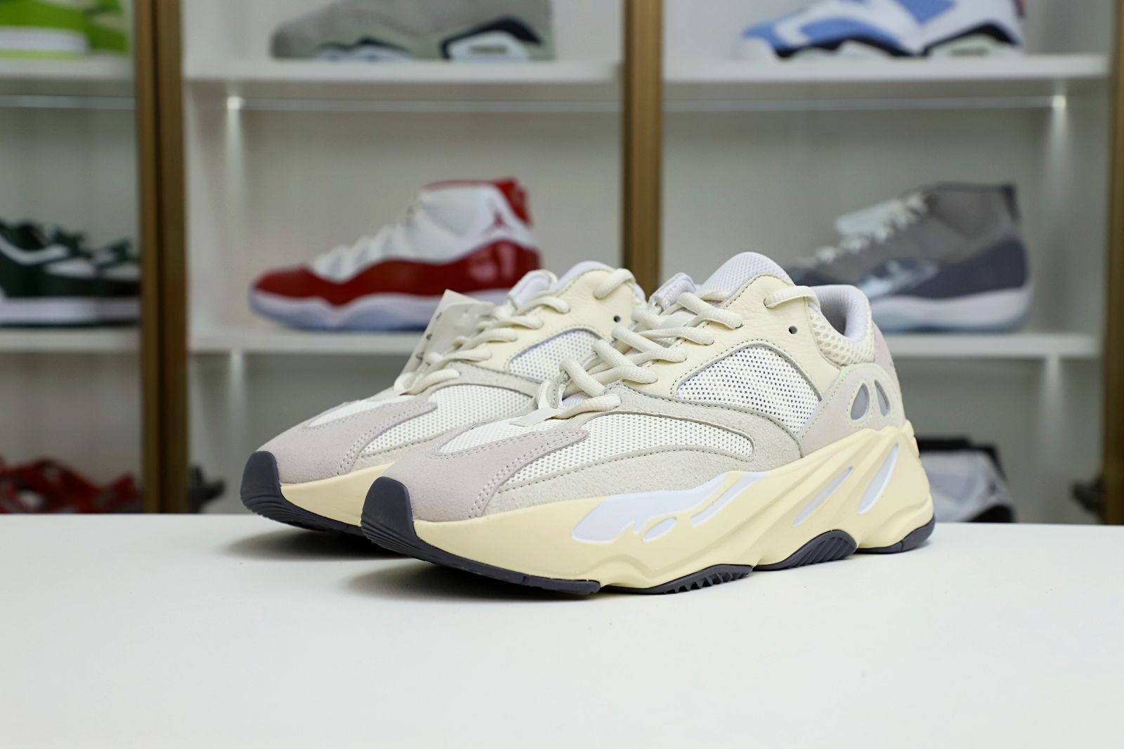 Kimi kick YEEZY BOOST 700 'ANALOG'