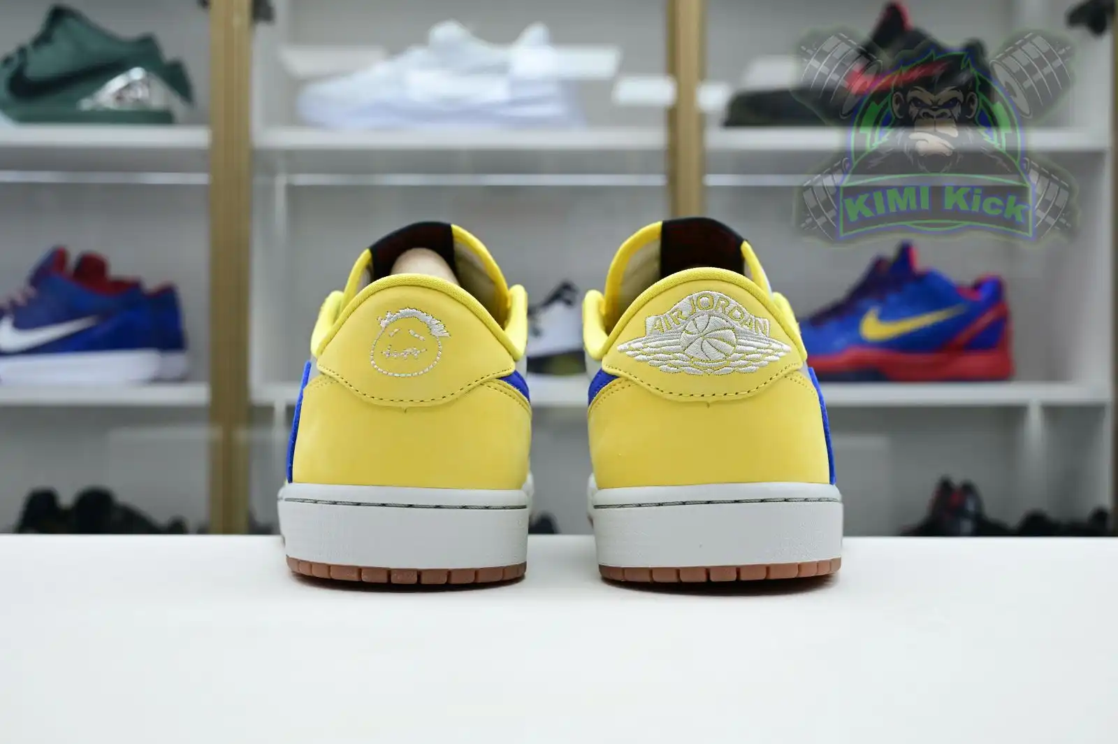 Reps Kimi kick Travis Scott x Jordan Air Jordan 1Low Canary