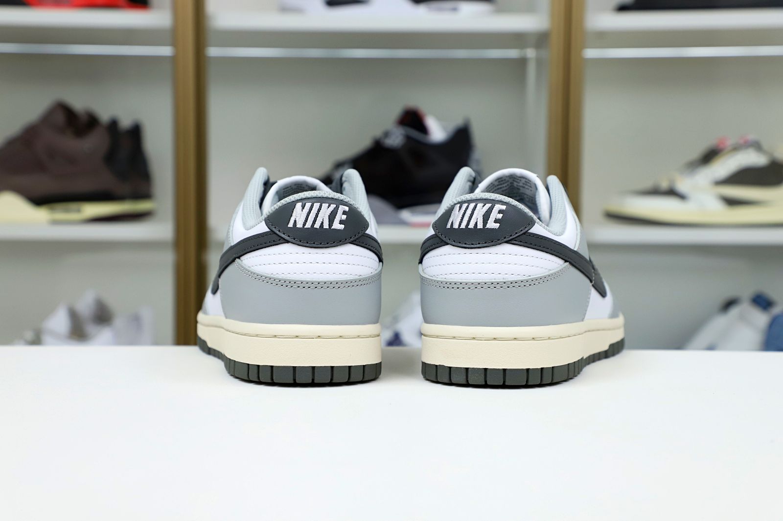 Kimi kick Nike Dunk Low  Light Smoke Grey