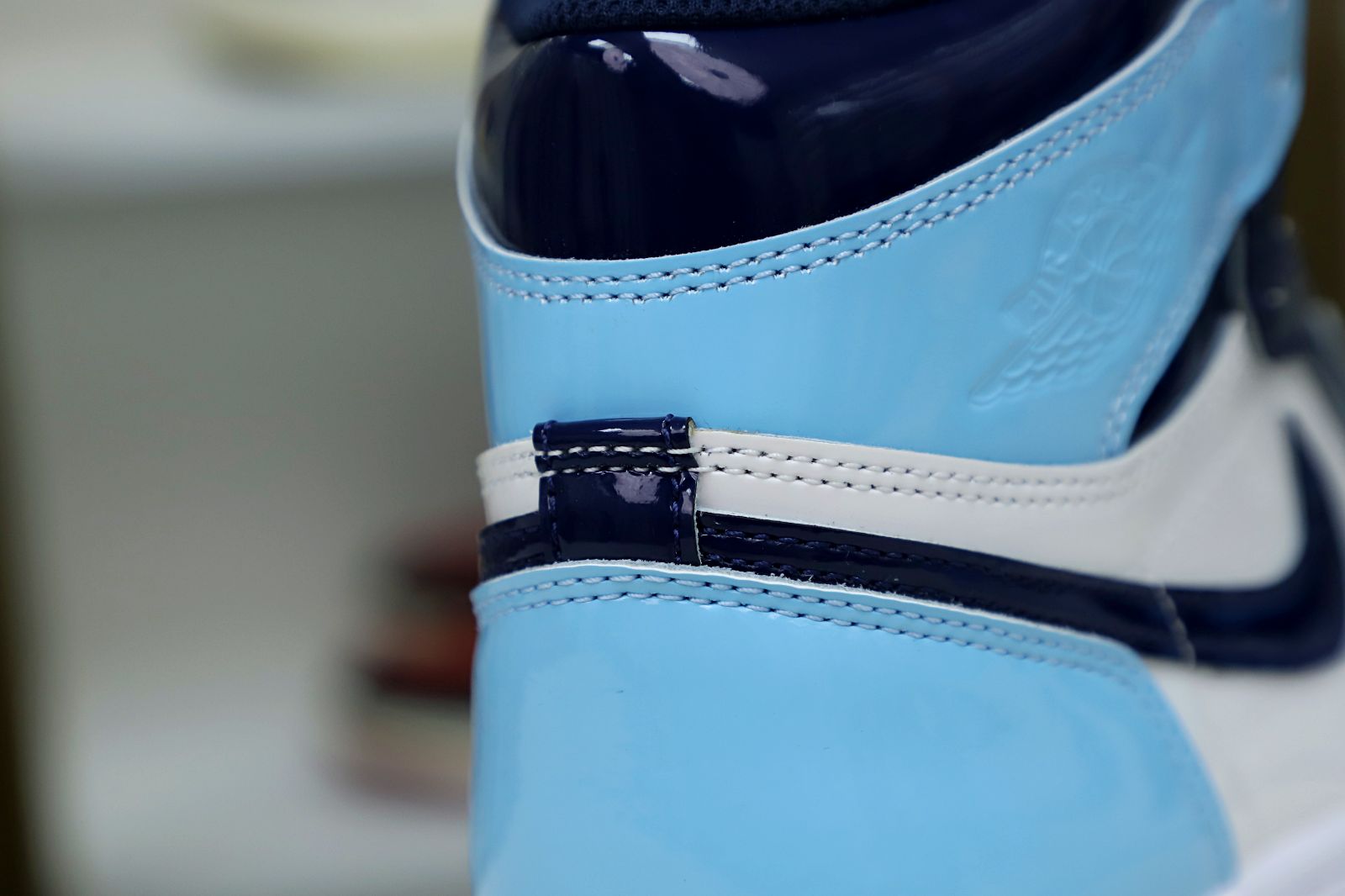 Kimi kick WMNS AIR JORDAN 1 RETRO HIGH OG 'BLUE CHILL'