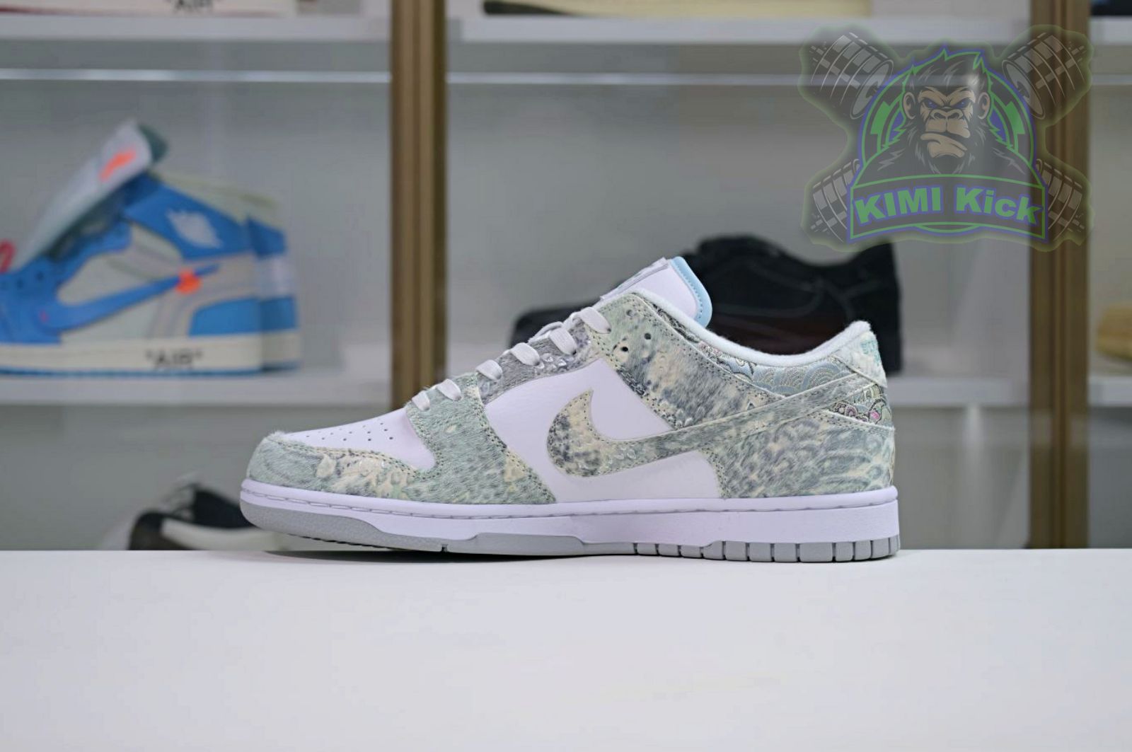 Kimi kick Nike Dunk Low  CNY